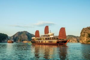 Cruse in Ha Long Bay